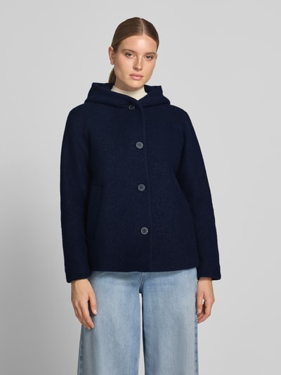 Kobiece model prezentuje 'Regular Fit Jacke aus Woll-Mix mit Kapuze' od FUCHS SCHMITT, ciemnoniebieska, mieszanka wełny, krój regular fit, kaptur, listwa guzikowa, Długość tyłu w rozmiarze 36: 66 cm, Szerokość ramion w rozmiarze 36: 45 cm, Szerokość w rozmiarze 36: 57 cm, Długość rękawów w rozmiarze 36: 50 cm, widok całej sylwetki od przodu.