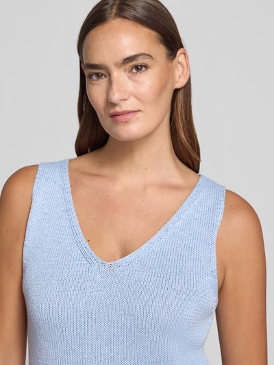 Vrouwenmodel draagt lichtblauw tricottop met V-hals van FREE/QUENT, materiaalmix met linnen, regular fit, model 'Grscaliva', nahaufnahme bovenlichaam.