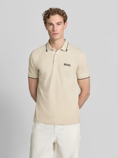 Męskimodel nosi Regular Fit Poloshirt aus Baumwoll-Mix model 'PADDY PRO' von BOSS Green w kolorze beżowym, gładka faktura, Ganzkörperansicht von vorne.