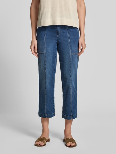 Frauenmodel trägt Jeans in 7/8-Länge Modell 'Liv Wide' von TONI aus Baumwoll-Elasthan-Mix mit Eingrifftaschen, Ganzkörperansicht von vorne. Bundweite bei Größe 36: 36 cm, Innenbeinlänge 66 cm.