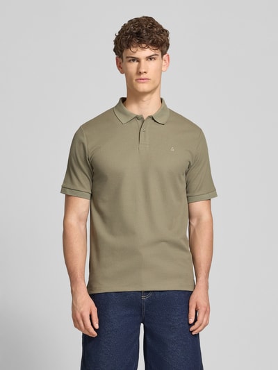 Männermodel trägt Regular Fit Poloshirt mit Strukturmuster Modell 'AUSTIN' von Jack & Jones in Olivgrün, Nahaufnahme Oberkörper. Material-Mix mit Baumwoll-Anteil, Knopfleiste, Stitching, Rückenlänge Größe M: 69 cm.