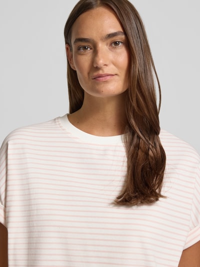 Frauenmodel trägt Damen T-Shirt mit Rundhalsausschnitt Modell 'Sotel' von OPUS, Baumwoll-Elasthan-Mix, Relaxed-Fit, Nahaufnahme Oberkörper.