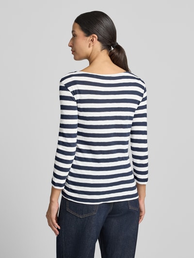 Frauenmodel trägt Longsleeve mit 3/4-Arm von Christian Berg Woman aus reiner Baumwolle, Streifenmuster in Blau und Weiß, gerader Schnitt, Rückenansicht Ganzkörperansicht.