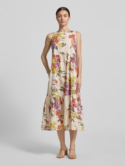 Vrouwenmodel draagt midi-jurk met ronde hals model 'TABARIN' van EMME, puur katoen, loose fit, volantzoom, bloemenprint. Volledige lichaamsvooraanzicht.