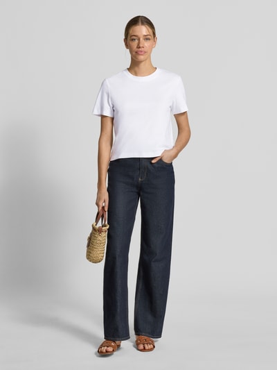 Vrouwenmodel draagt Boxy Fit T-shirt uit puur katoen van s.Oliver RED LABEL in look: effen, pasvorm: boxy fit, ronde hals, korte mouw, materiaal: puur katoen, Ganzörperaanzicht van voren.