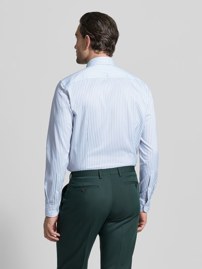 Männermodel trägt Slim Fit Businesshemd mit Kentkragen von Jake*s, hellblau-weiß gestreift, elastisch, Langarm, Rückansicht Ganzkörperansicht.