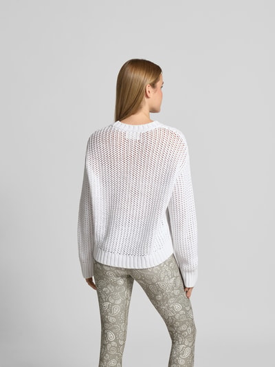 Frauenmodel trägt Sweatshirt in Loch-Strick-Optik von Juvia, Baumwoll-Mix, semitransparent, weiß, Ganzkörperansicht Rückansicht