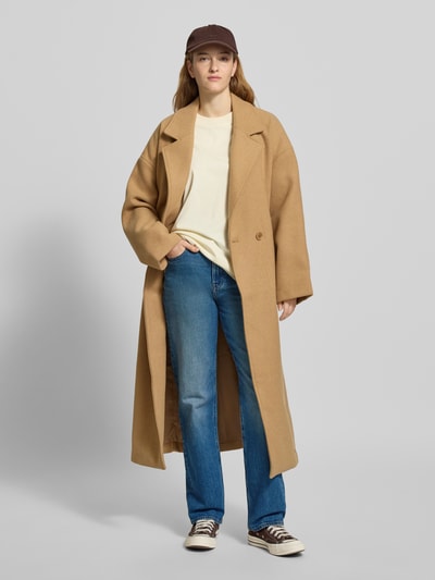 Frauenmodel trägt Straight Fit Jeans mit Logo-Patch von Calvin Klein Jeans aus elastischem Baumwoll-Mix im 5-Pocket-Design, Ganzkörperansicht von vorne.