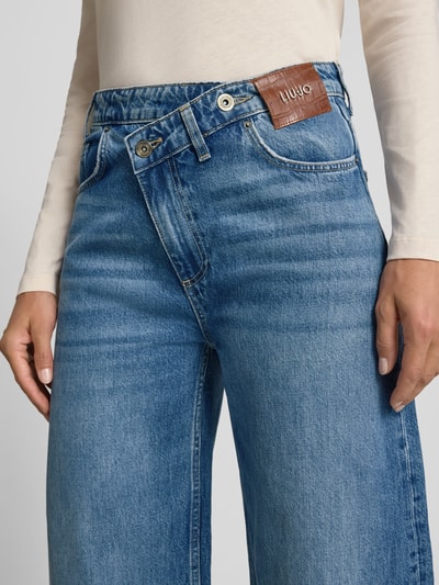 Vrouwenmodel draagt Straight Fit Jeans uit puur katoen van Liu Jo White, asymmetrische look, 5-pocketmodel, knoop- en ritssluiting, detailopname taille