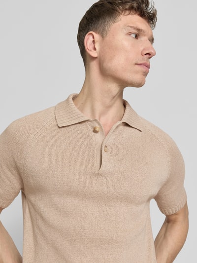 Männermodel trägt Regular Fit Poloshirt aus Baumwoll-Kaschmir-Mix mit Knopfleiste von GRAN SASSO in Beige, Nahaufnahme Oberkörper, Strickshirt, Rückenlänge bei Größe 50: 68 cm.