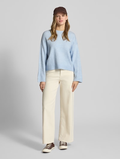 Frauenmodel trägt Relaxed Fit Strickpullover mit Crew Neck Modell 'SIMONI' von ONLY in Melange-Optik, Langarm, Rundhals, Strick, Ganzkörperansicht von vorne.