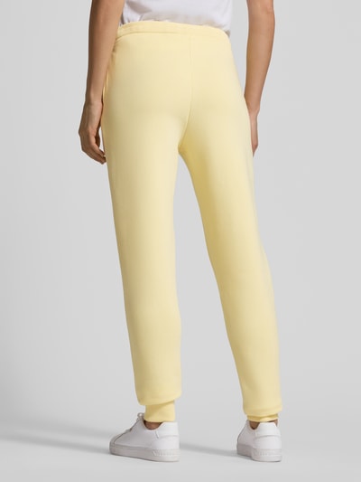 Frauenmodel trägt Sweatpants mit elastischem Bund von Christian Berg Woman, Baumwoll-Mix, lockerer Schnitt, französische Eingrifftaschen, Ganzkörperansicht Rückansicht.