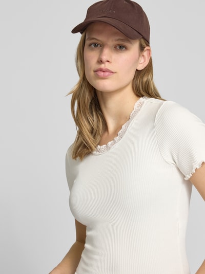 Frauenmodel trägt Slim Fit T-Shirt aus Baumwoll-Mix Modell 'VINI' von Only, Optik: Unifarben, Spitzenbesatz, Nahaufnahme Oberkörper.