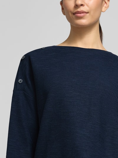 Vrouwenmodel draagt Loose Fit 3/4-shirt uit katoenmix met modal-aandeel van Tom Tailor, look: effen, boothals, schouderknopen, piqué, katoenmix met modal, Nahaufnahme bovenlichaam