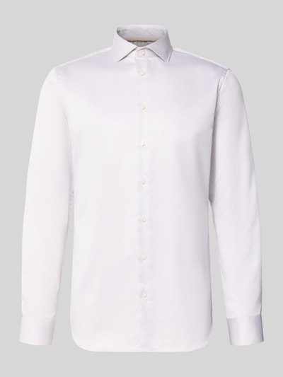 Produktfoto, weißes Slim Fit Businesshemd aus reiner Baumwolle von Jake*s vor grauem Hintergrund, glatte Textur, dezente Knopfleiste
