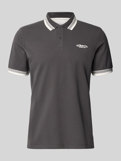 Produktfoto, Regular Fit Poloshirt aus Baumwoll-Mix von s.Oliver RED LABEL, Optik: Unifarben, Label-Print, Polokragen, Kurzarm, Ärmelabschluss: Gerippt, Rumpfabschluss: mit Seitenschlitzen, Materialverarbeitung: Piqué.