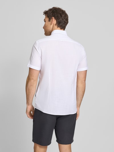 Männermodel trägt Regular Fit Freizeithemd mit Button-Down-Kragen von bugatti in Weiß, Reine Baumwolle, Rückansicht, Rückenlänge 76 cm, Schulterbreite 46 cm, Ärmellänge 24 cm.
