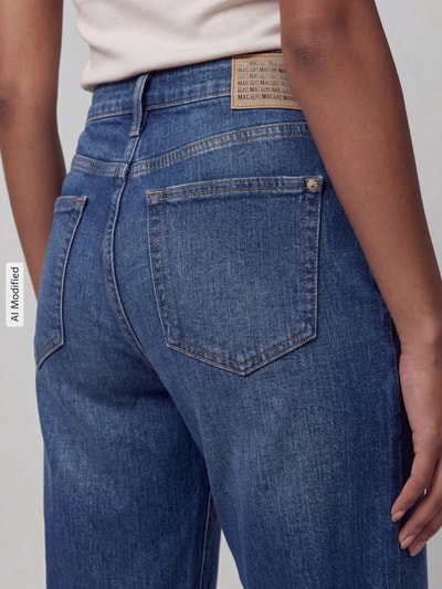 Vrouwenmodel draagt Loose Fit Barrel Jeans aus Baumwoll-Mix mit Modal-Anteil Modell 'DANNI' van MAC, dames barrel jeans van MAC, detailopname achterkant, KI-modificeerd beeld