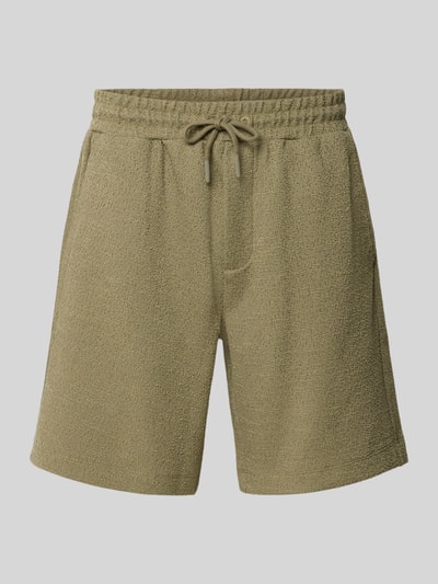 Produktfoto, Regular Fit Sweatshorts aus Baumwoll-Mix von Marc O'Polo Denim in Olivgrün, unifarben, Bouclé-Textur, elastischer Bund mit Tunnelzug, seitliche Eingrifftaschen und Gesäßtasche, Label Patch.