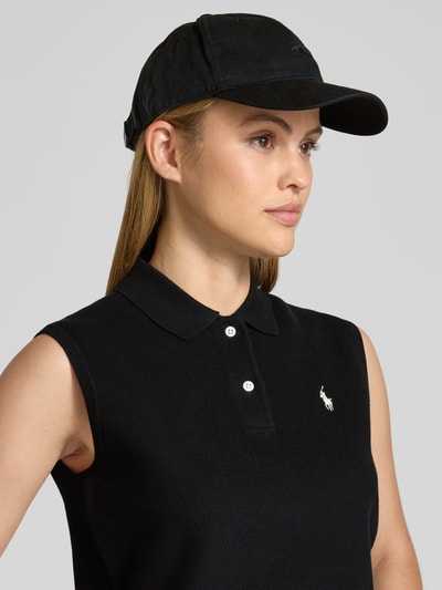 Frauenmodel trägt unifarbenen Slim Fit Pullunder aus Baumwoll-Mix von Polo Ralph Lauren mit Logo-Stitching, Polokragen und V-Ausschnitt, Strick-Textur, Nahaufnahme Oberkörper.