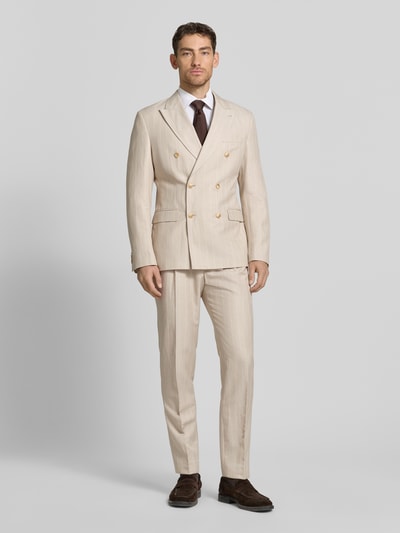 Männermodel trägt Anzughose mit Bügelfalten und Eingrifftaschen von MCNEAL in Beige, Straight Fit, Ganzkörperansicht von vorne, Bundweite 37 cm, Innenbeinlänge 75 cm, Haken-, Knopf- und Reißverschluss, Gesäßleistentaschen.