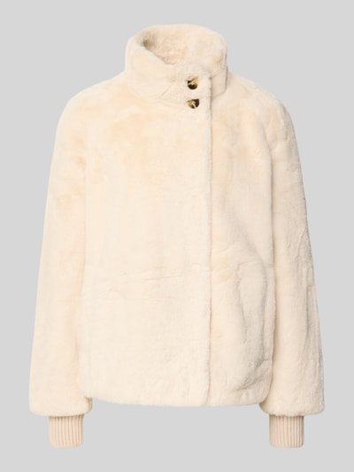 Produktfoto, cremefarbene Jacke aus Kunstfell mit Stehkragen, Knopfverschluss und Eingrifftaschen, Regular Fit von COMMA