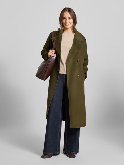 Frauenmodel trägt Strickpullover in Ripp-Optik mit Rundhalsausschnitt von Christian Berg Woman in Beige, kombiniert mit weitem Jeans. Ganzkörperansicht von vorne. Taillierte Passform, Tunnelzug im Bund, Rückenlänge 55 cm, Ärmellänge 65 cm.