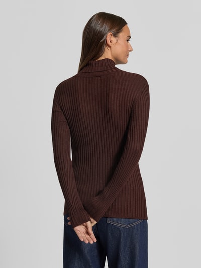 Frauenmodel trägt Rollkragenpullover mit Rippstrickstruktur von Soyaconcept in Dunkelbraun, figurbetont, Rückansicht, Ganzkörperansicht.