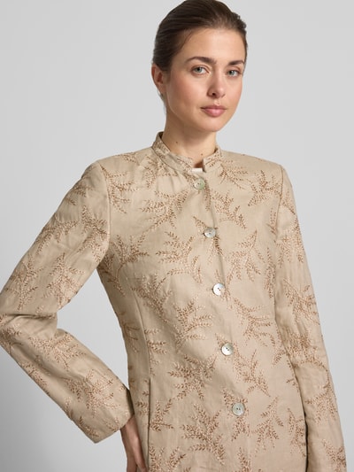 Vrouwenmodel draagt Slim Fit Longblazer uit linnen met opstaande kraag van WHITE LABEL, beige, met stikselmotief, knoopsluiting, zuiver linnen, borstwijdte 33 cm, ruglengte 80 cm, mouwlengte 62 cm, nahaufnahme bovenlichaam.