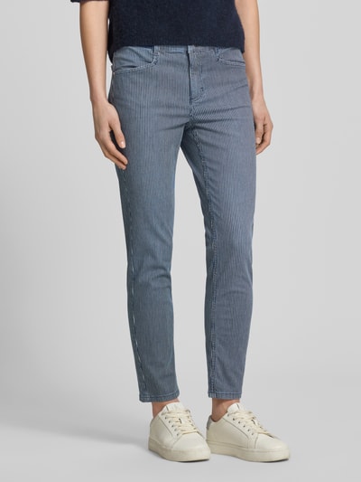 Kobieta-modelka nosi Slim Fit Jeans mit elastischem Bund Modell 'ORNELLA' von Angels z mieszanki bawełny z dodatkiem streczu, dopasowany krój, wpuszczane i tylne kieszenie, pas elastyczny, zapięcie na guzik i zamek błyskawiczny, szerokość w rozmiarze 36: 38 cm, długość wewnętrzna nogawki w rozmiarze 36: 67 cm, jasnoniebieskie paski, widok z przodu, zdjęcie całej sylwetki.