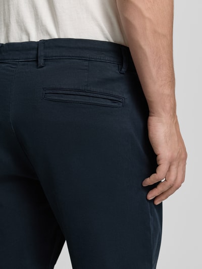Mannelijk model draagt 'Stoffhose mit Gesäßtaschen' van Casual Friday in donkerblauw, katoen-elastaanmix, rechte fit, detailopname achterkant