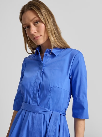 Kobiece model prezentuje Knielanges Hemdblusenkleid mit Bindegürtel od Christian Berg Woman Selection, bawełniany miks ze stretchem, A-linia, długość do kolan, ukryta listwa guzikowa, pasek, długość tyłu w rozmiarze 36: 99 cm, szerokość w rozmiarze 36: 48 cm, długość rękawa w rozmiarze 36: 37 cm, intensywny niebieski kolor, gładka tekstura, zbliżenie górnej części ciała, frontalny widok