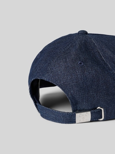 Produktfoto, Base Cap in Denim-Optik von Closed aus reiner Baumwolle mit Logo-Patch und Strapback-Verschluss, tiefblau, strukturierte Oberfläche.