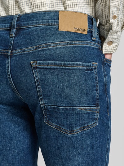 Männermodel trägt Regular Fit Jeans mit Eingrifftaschen von MCNEAL, Mieszanka bawełny i elastanu, Efekt znoszenia, wpuszczane kieszenie, Szerokość w rozmiarze 32/32: 45 cm, Długość wewnętrzna nogawki 32/32: 80 cm, Ganzkörperansicht Rückansicht