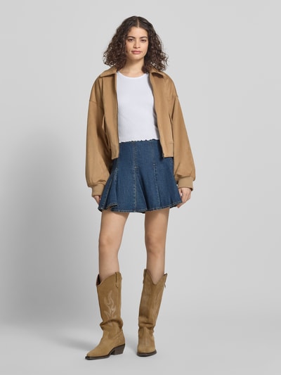 Frauenmodel trägt Slim Fit T-Shirt mit Viskose-Anteil Modell 'EMMA' von Only, Optik: Unifarben, gestreifte Struktur, Kurzarm, Rundhals, Materialverarbeitung: Jacquard Stretch, Material-Mix mit Viskose-Anteil, Ganzkörperansicht von vorne.