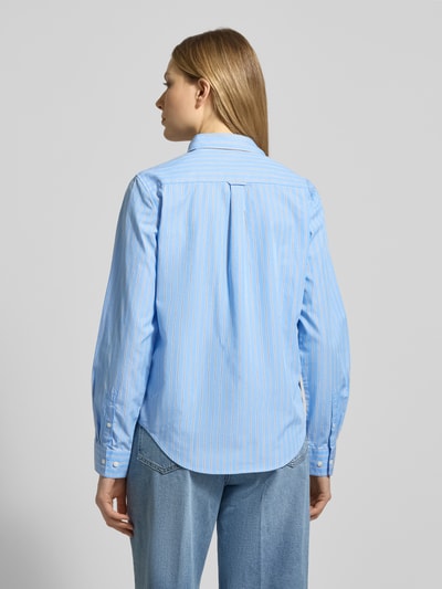 Vrouwenmodel draagt Regular fit blouse met labelstitching Model 'ONEBUY' van Gant, puur katoen, overhemdkraag, knoopsluiting, ruglengte 65 cm, mouwlengte 61 cm, dames, lichtblauw met strepen, geheel te zien van achteren
