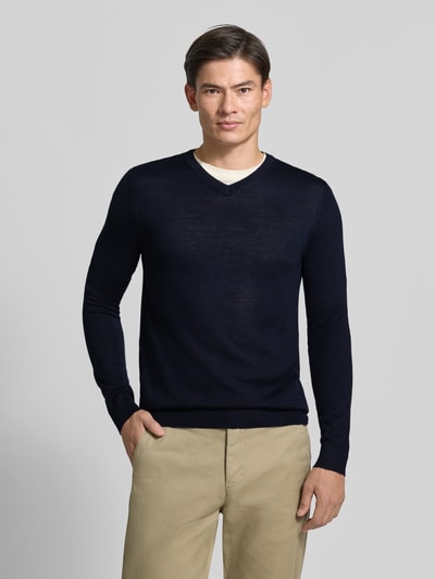 Männermodel trägt Strickpullover aus Woll-Mix mit V-Ausschnitt von Christian Berg Men, Regular Fit, dunkelblau, Ganzkörperansicht von vorne.