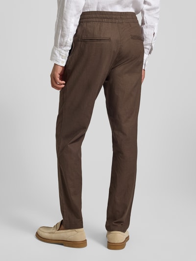 Mannenmodel draagt Straight Fit Leinenhose mit elastischem Bund Modell 'Barton' van Matinique, bruin, katoen-linnenmix, achterzakken, rechte pijpen, elastische tailleband met trekkoord, binnenbeenlengte 78 cm in maat M, bandwijdte 34 cm, volledige lichaamsweergave achteraan.