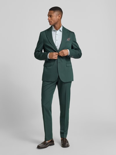 Männermodel trägt Slim Fit Businesshemd aus Baumwoll-Mix mit Kentkragen von OLYMP Level Five, weiß, Ganzkörperansicht von vorne.