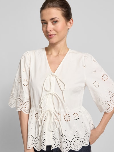 Vrouwenmodel draagt Regular fit dames blouse met ajourwerk, V-hals, halflange mouwen, sierstrik, model 'Cornelia' van YAS, Nahaufnahme Oberkörper.