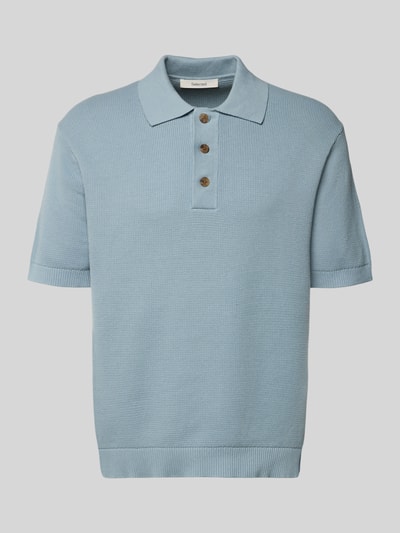 Produktfoto, Relaxed Fit Poloshirt aus reiner Baumwolle Modell 'DANE' von SELECTED HOMME in Hellblau, unifarbene Strickoptik, kurze Knopfleiste, gerippte Abschlüsse, dezentes Label Stitching.