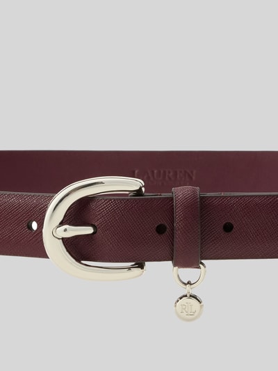 Produktfoto, Gürtel mit Logo-Detail von Lauren Ralph Lauren in Dunkelrot mit goldfarbener Schnalle, strukturierte Oberfläche, Damen Gürtel