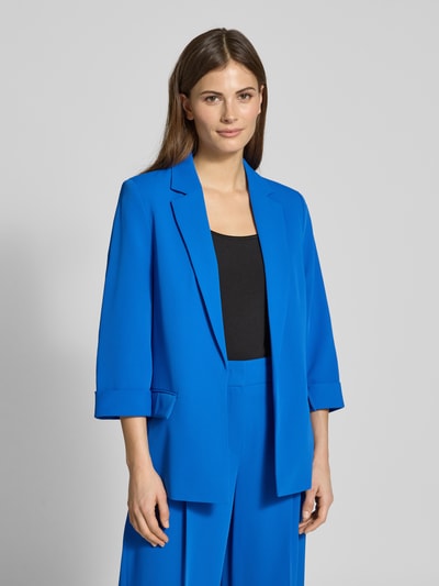 Frauenmodel trägt Relaxed Fit Blazer mit Pattentaschen von Christian Berg Woman Selection, leuchtend blau, Material-Mix mit Stretch-Anteil, Reverskragen, 3/4-Arm mit Aufschlag, Ganzkörperansicht von vorne.