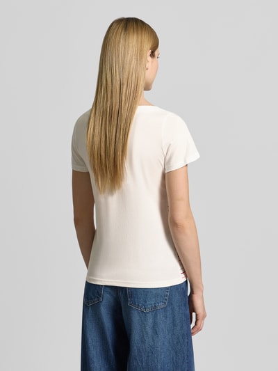 Vrouwenmodel draagt Regular Fit T-shirt uit zuiver biologisch katoen van Tom Tailor, look: all-over motief, patroon: gestreept, labelprint, hartjesprint, boothals, korte mouw, biologisch katoen, kleur: licht, textuur: glad, Ganzkörperaanzicht achteraan.