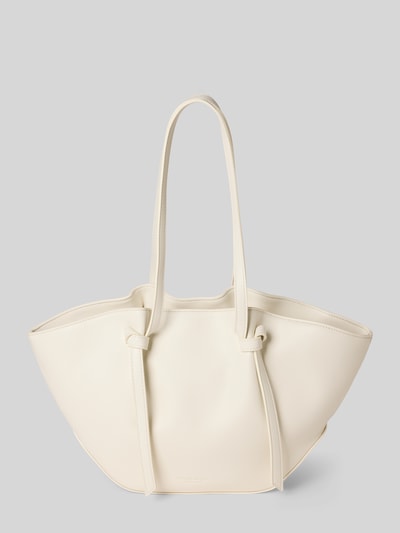Produktfoto, Shopper mit Label-Detail Modell 'RYD' von Seidenfelt, große cremefarbene Tasche mit langen Schulterriemen und weicher Oberfläche.
