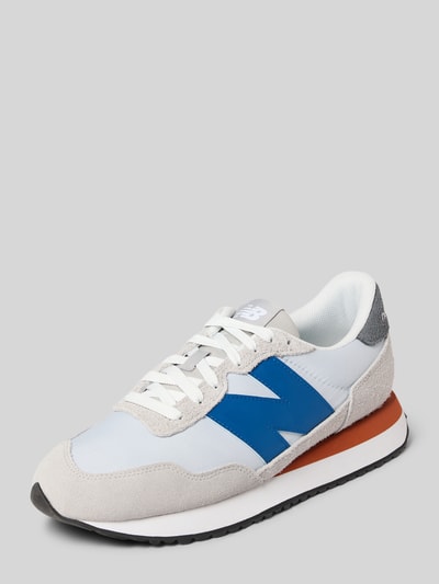 Produktfoto, sneakersy 'Sneaker mit Logo-Detail' od New Balance w odcieniach bieli, szarości, niebieskiego, z detalem z logo, wyprofilowana podeszwa, wiązanie, wysokość obcasa w rozmiarze 44: 4 cm, wysokość cholewki: 8 cm, szerokość w rozmiarze 44: 6 cm