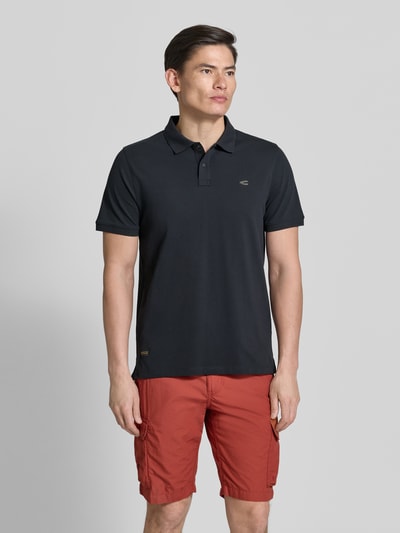 Mannenmodel draagt Regular Fit Poloshirt in effen design van camel active, katoen-elastaanmix, knoopsluiting, logo, whole body front view.