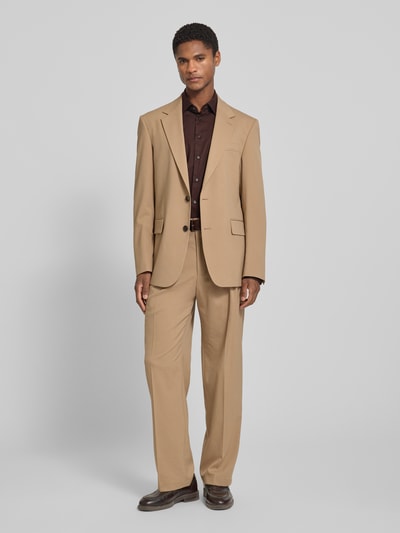 Männermodel trägt Super Slim Fit Business-Hemd mit Kentkragen von Jake*s, Unifarbenes-Design aus Reine Baumwolle, Ganzkörperansicht von vorne. Rückenlänge bei Größe 39/40: 79 cm, Schulterbreite: 40 cm, Ärmellänge: 66 cm.