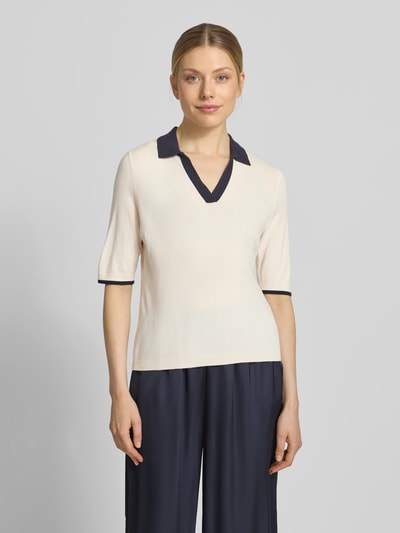 Frauenmodel trägt Strickshirt aus Viskose-Mix mit Polokragen und V-Ausschnitt von Comma, Slim Fit, creme mit dunklen Akzenten, Ganzkörperansicht von vorne. Rückenlänge bei Größe 36: 55 cm.