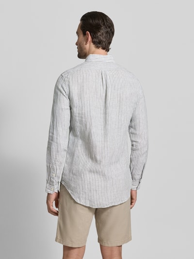 Männermodel trägt Regular Fit Freizeithemd aus reinem Leinen von Polo Ralph Lauren, mehrfarbig, gestreift, Rückenpasse, Ganzkörperansicht Rückansicht.
